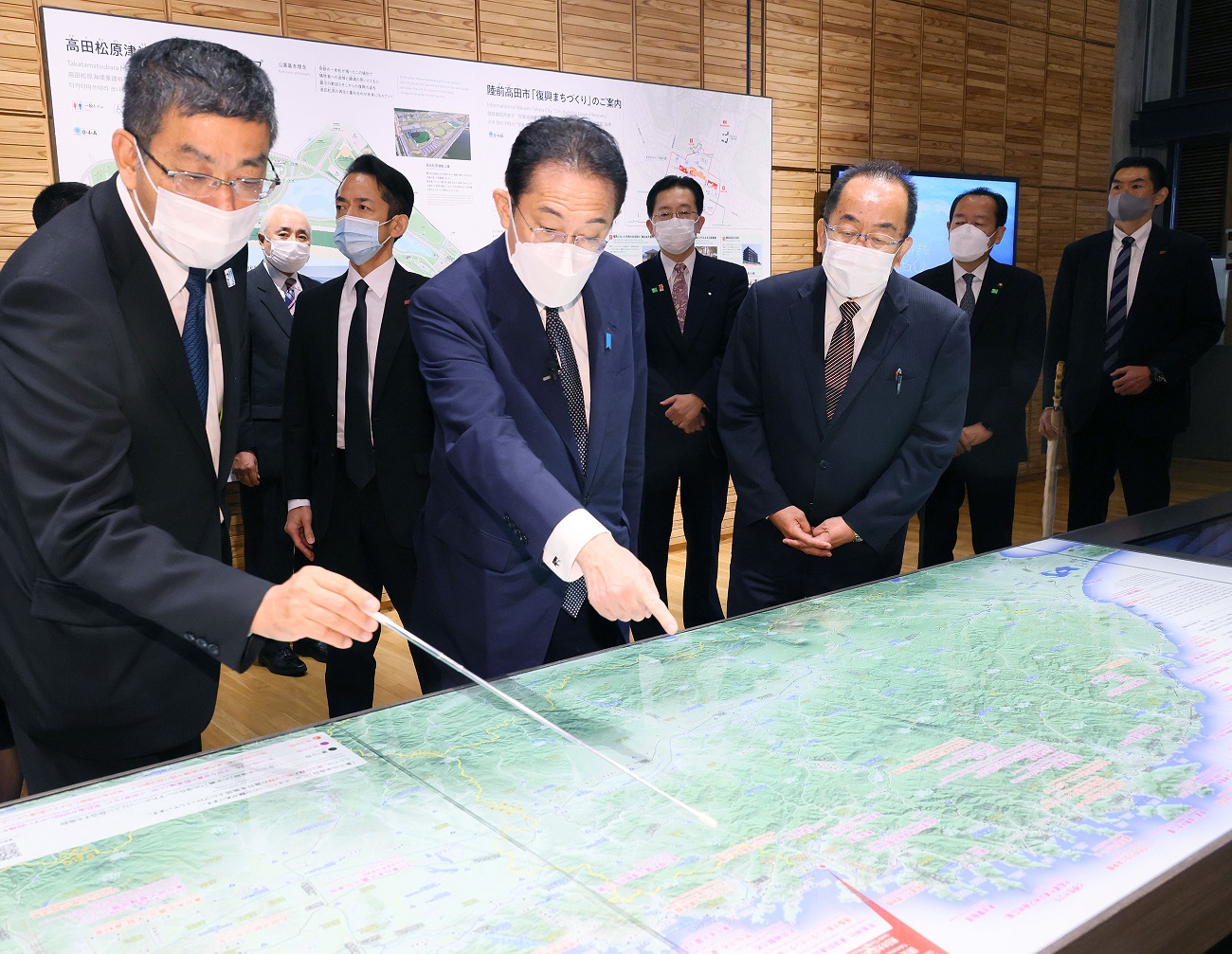 高田松原津波復興祈念公園の津波伝承館を視察する岸田総理１