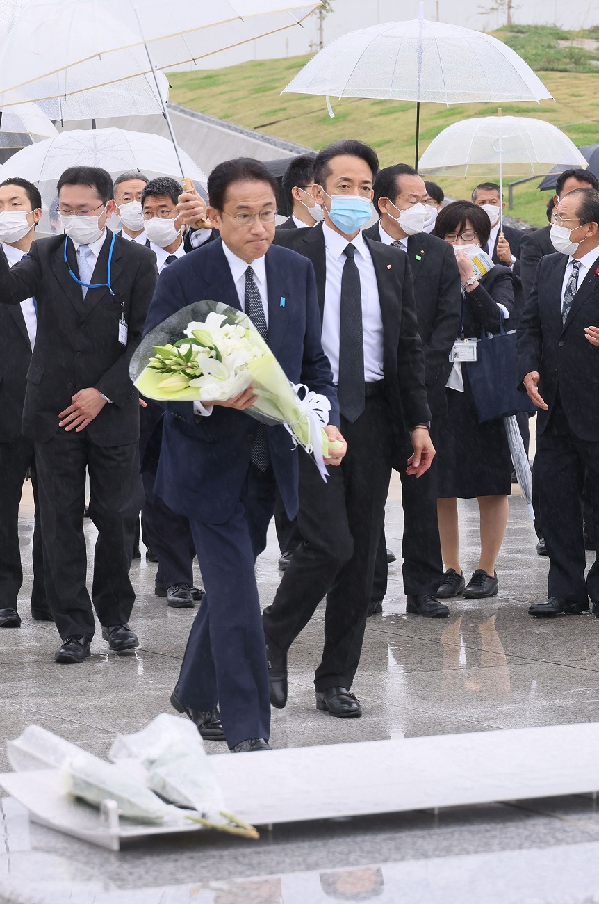 高田松原津波復興祈念公園で献花する岸田総理