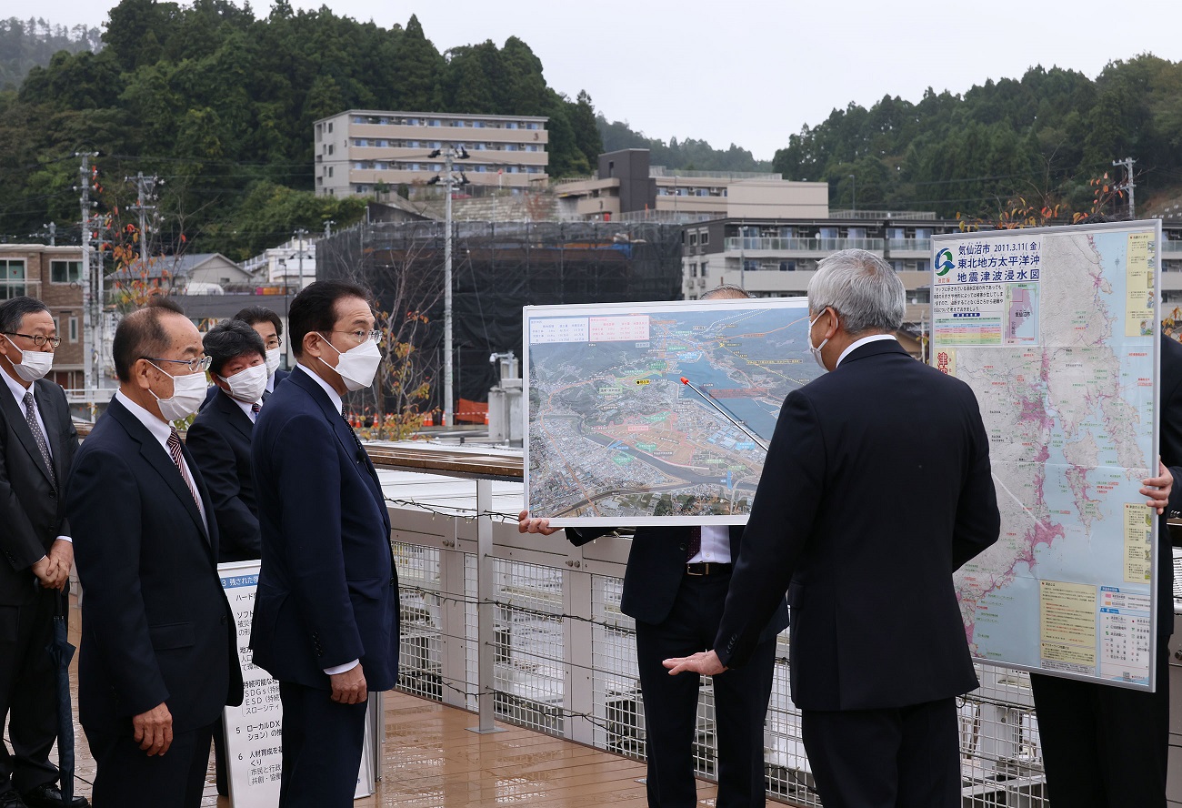 気仙沼まち・ひと・しごと交流プラザで復興状況等の説明を受ける岸田総理