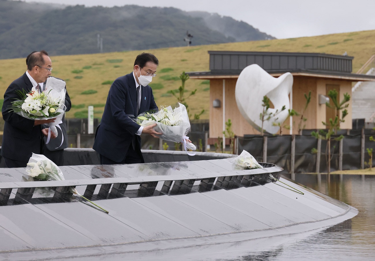 石巻南浜津波復興祈念公園で献花する岸田総理