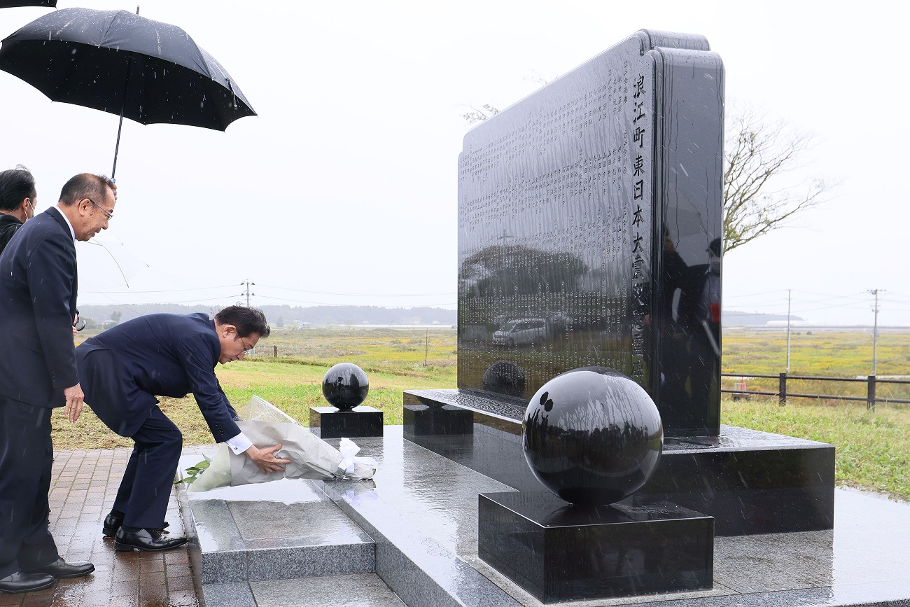 浪江町東日本大震災慰霊碑で献花する岸田総理