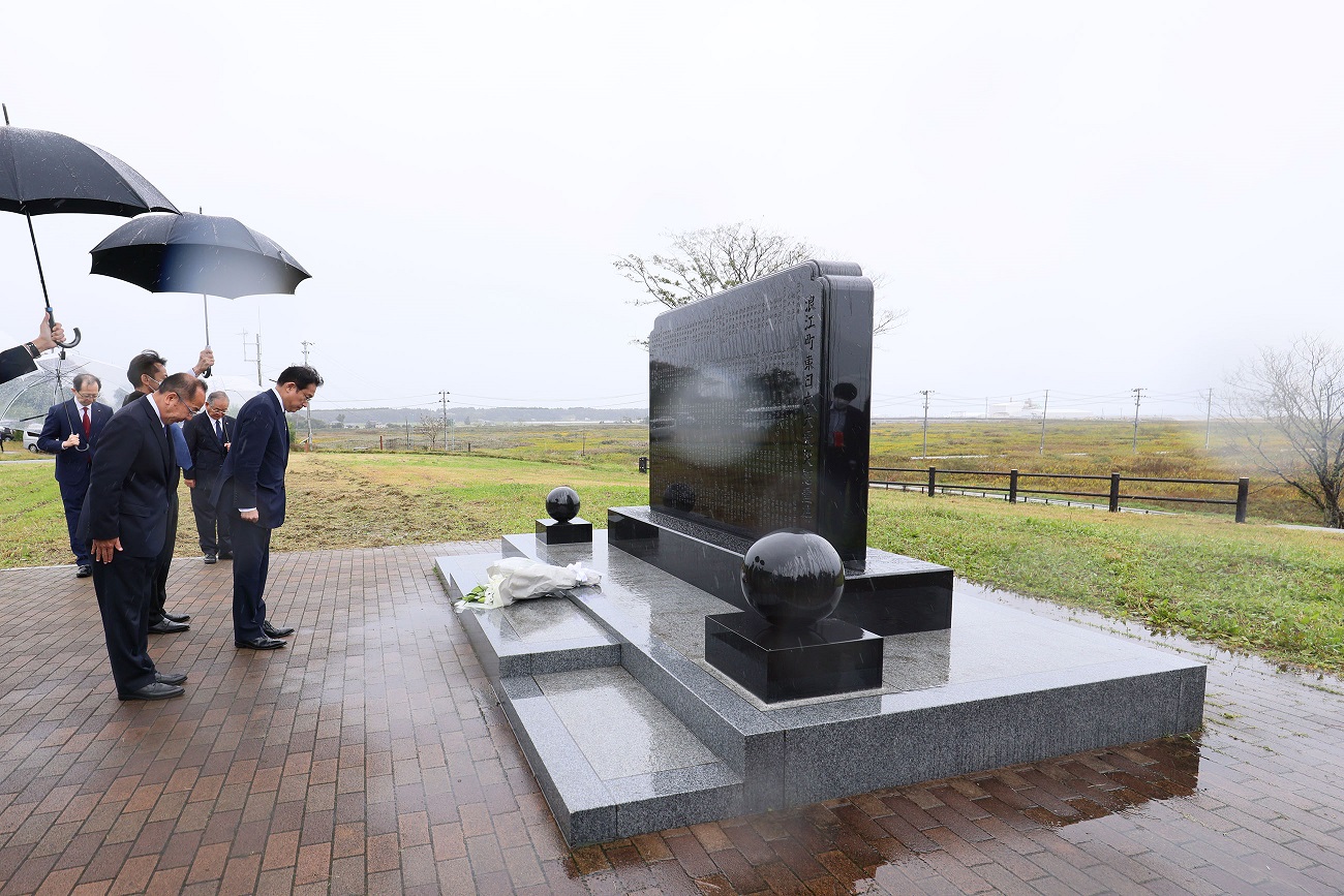 浪江町東日本大震災慰霊碑で黙礼する岸田総理