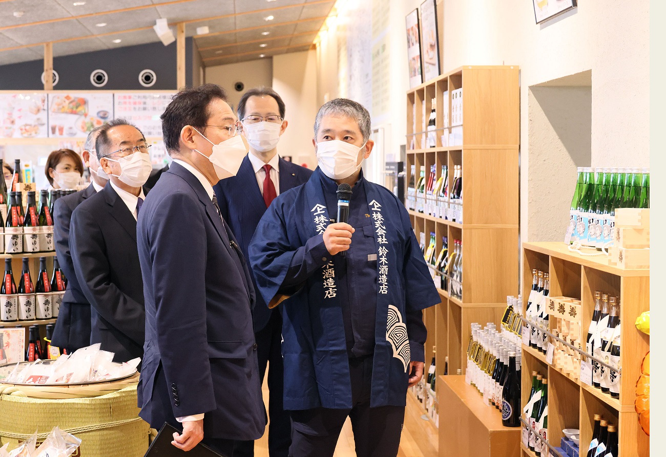 道の駅なみえを視察する岸田総理１