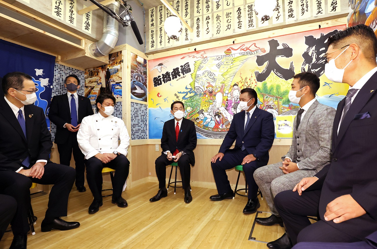 意見交換する岸田総理１