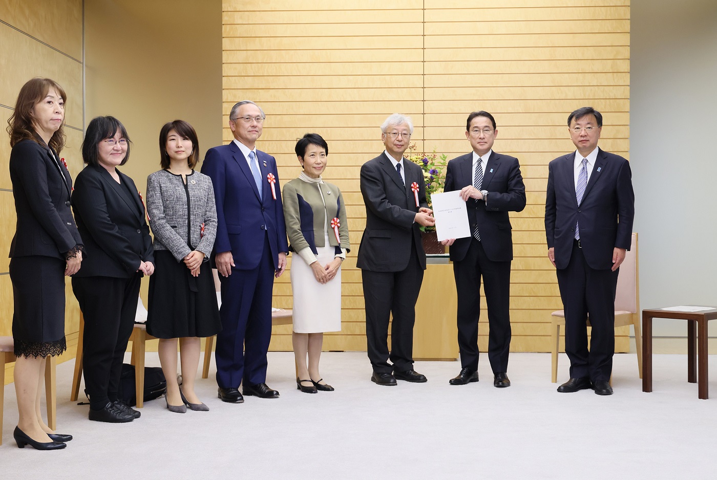 報告書を受け取る岸田総理２