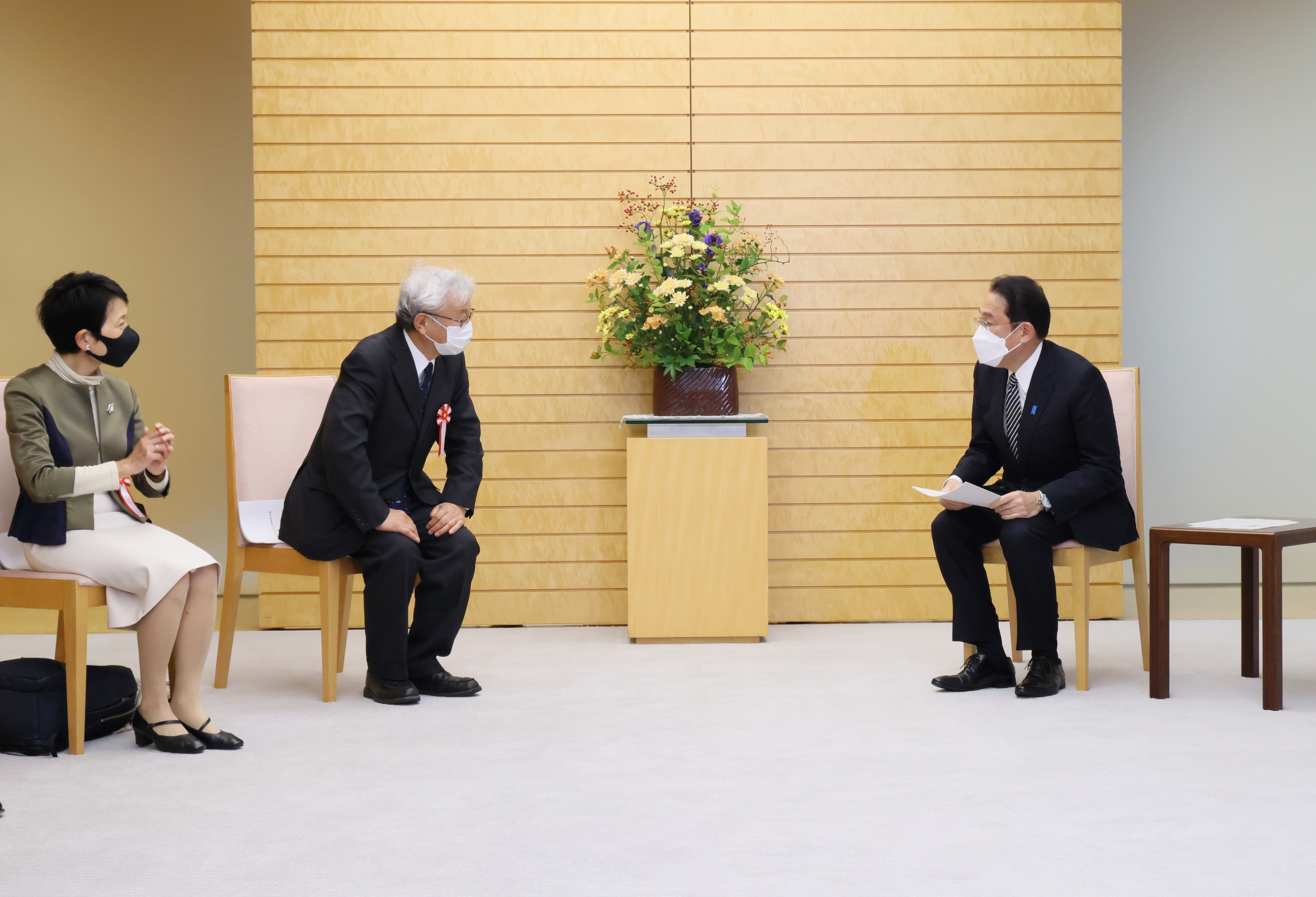報告書を受け取る岸田総理３