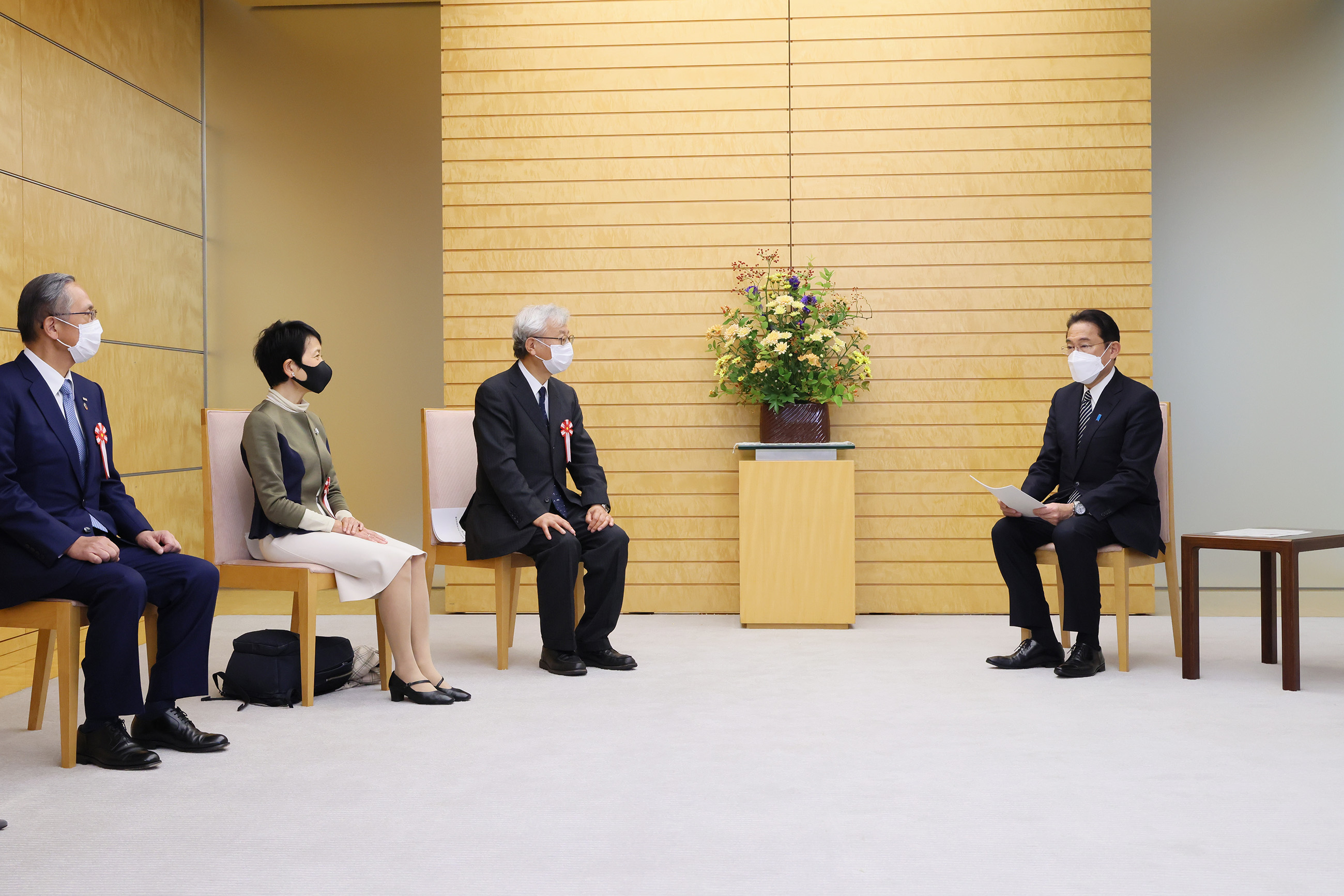 報告書を受け取る岸田総理４