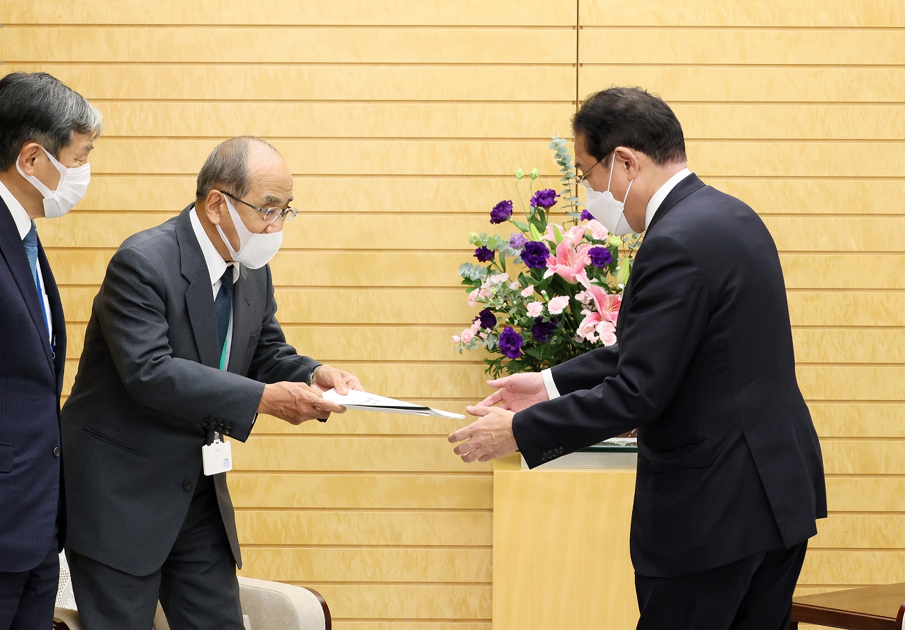 提言を受け取る岸田総理２