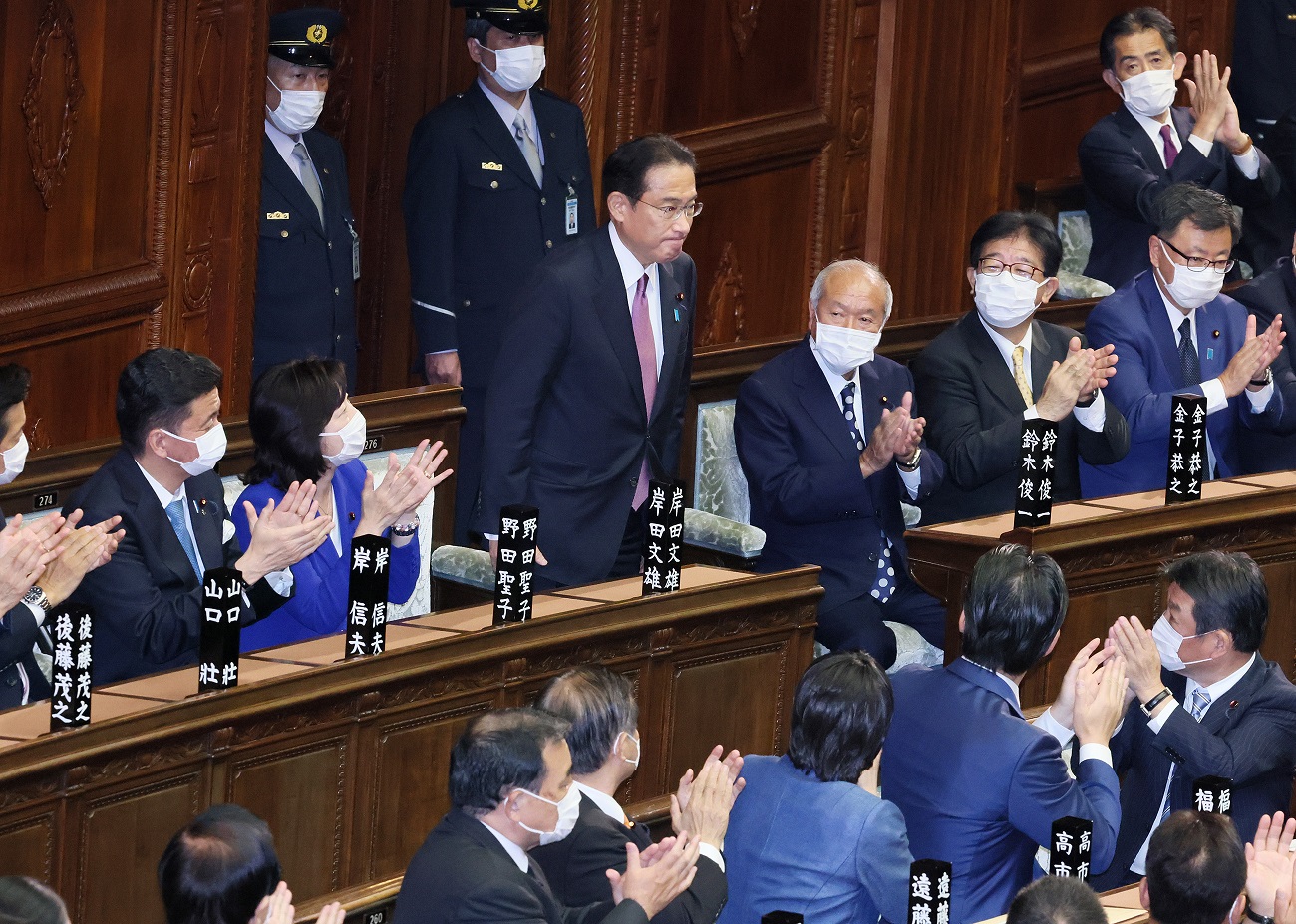 総理大臣の指名を受ける岸田議員２