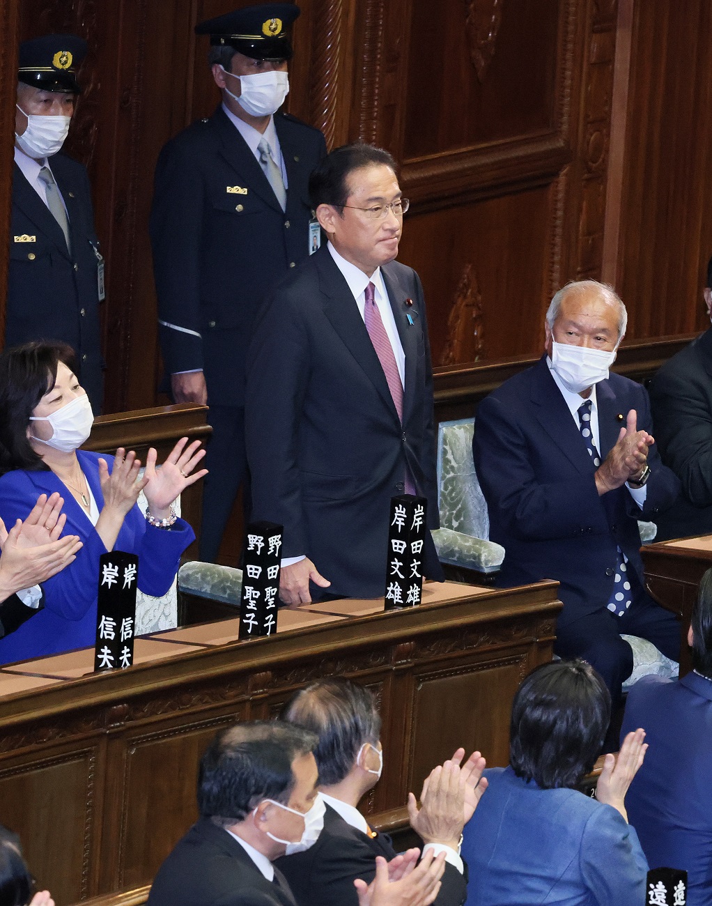 総理大臣の指名を受ける岸田議員３