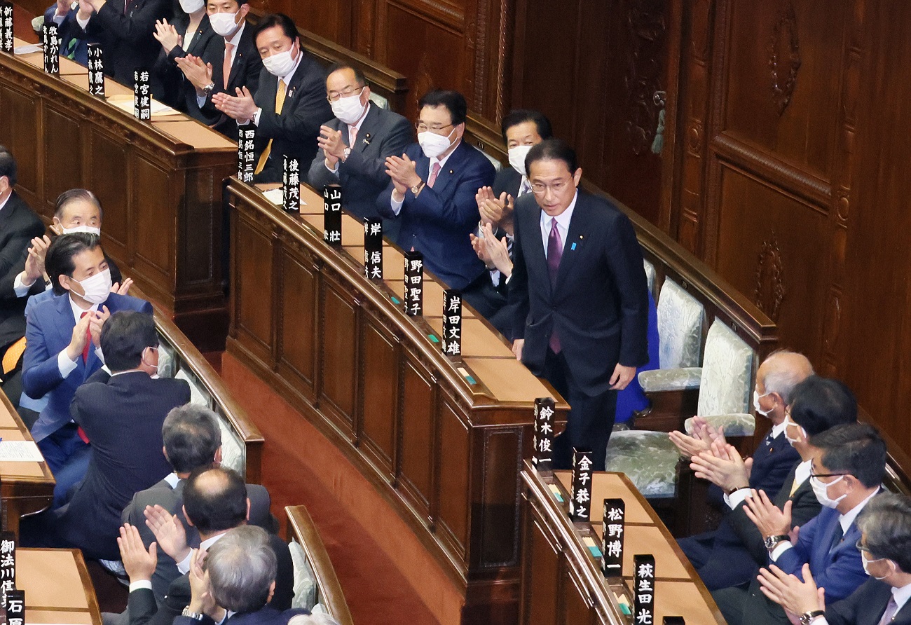 総理大臣の指名を受ける岸田議員４