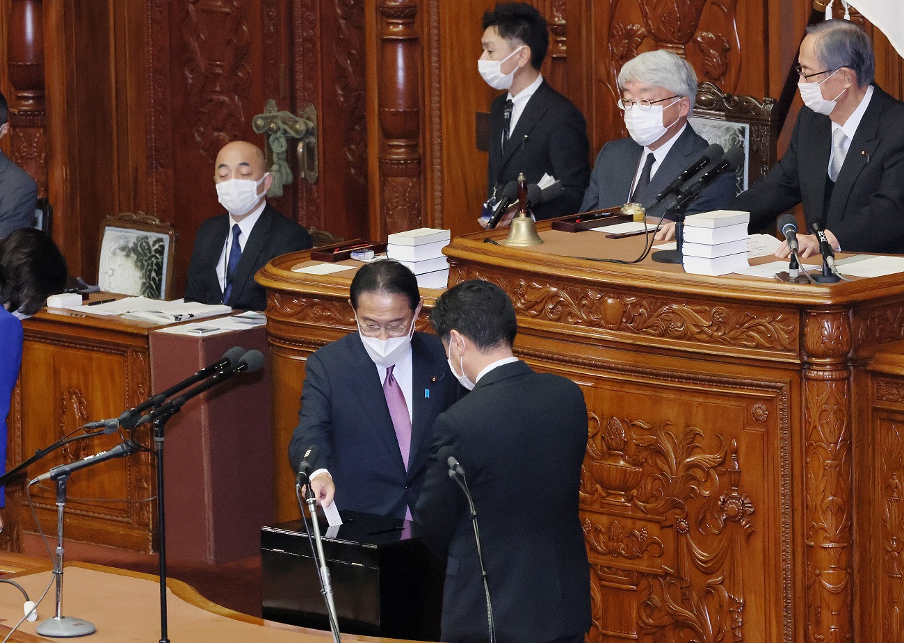 総理大臣の指名投票を行う岸田議員
