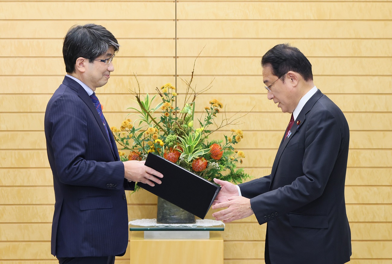要請文を受け取る岸田総理２
