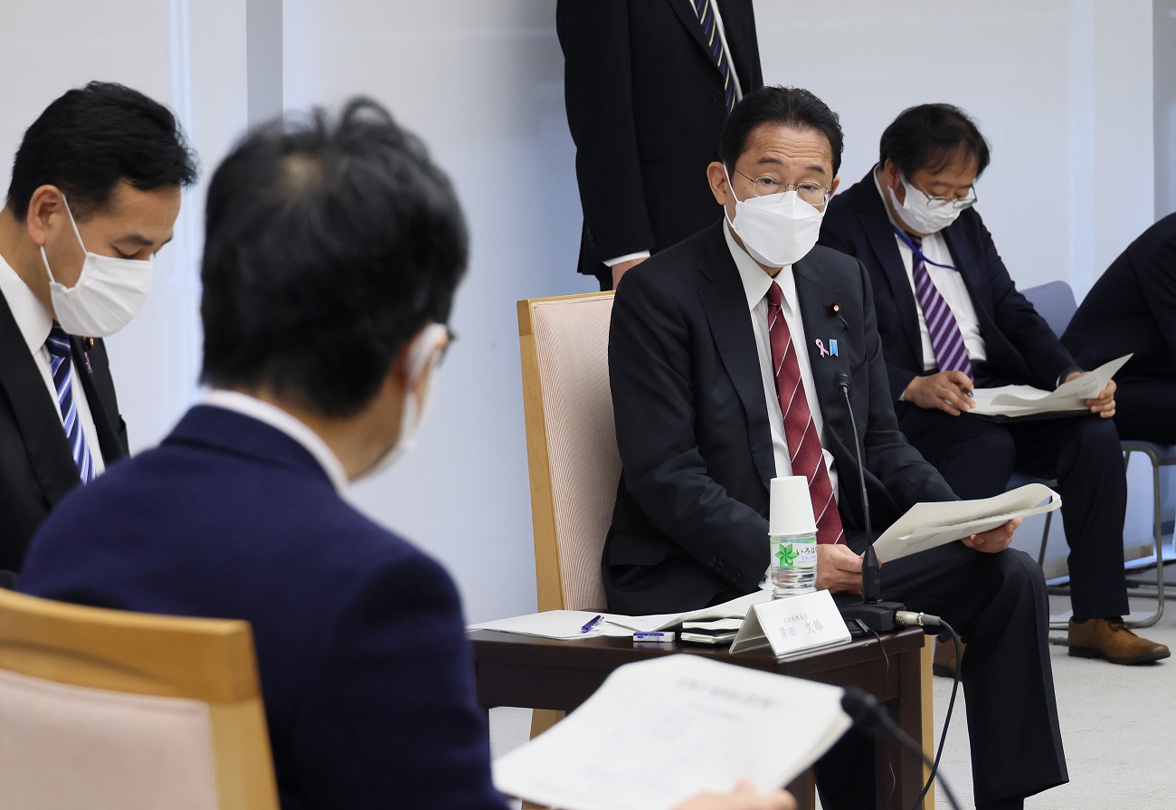 車座対話を行う岸田総理４