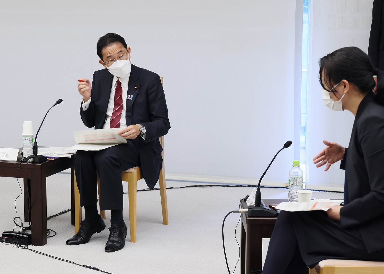 車座対話を行う岸田総理２