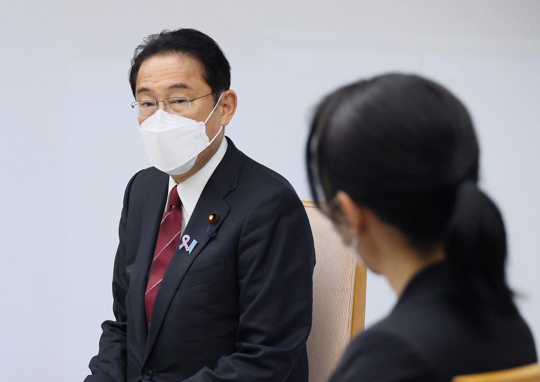 車座対話を行う岸田総理８