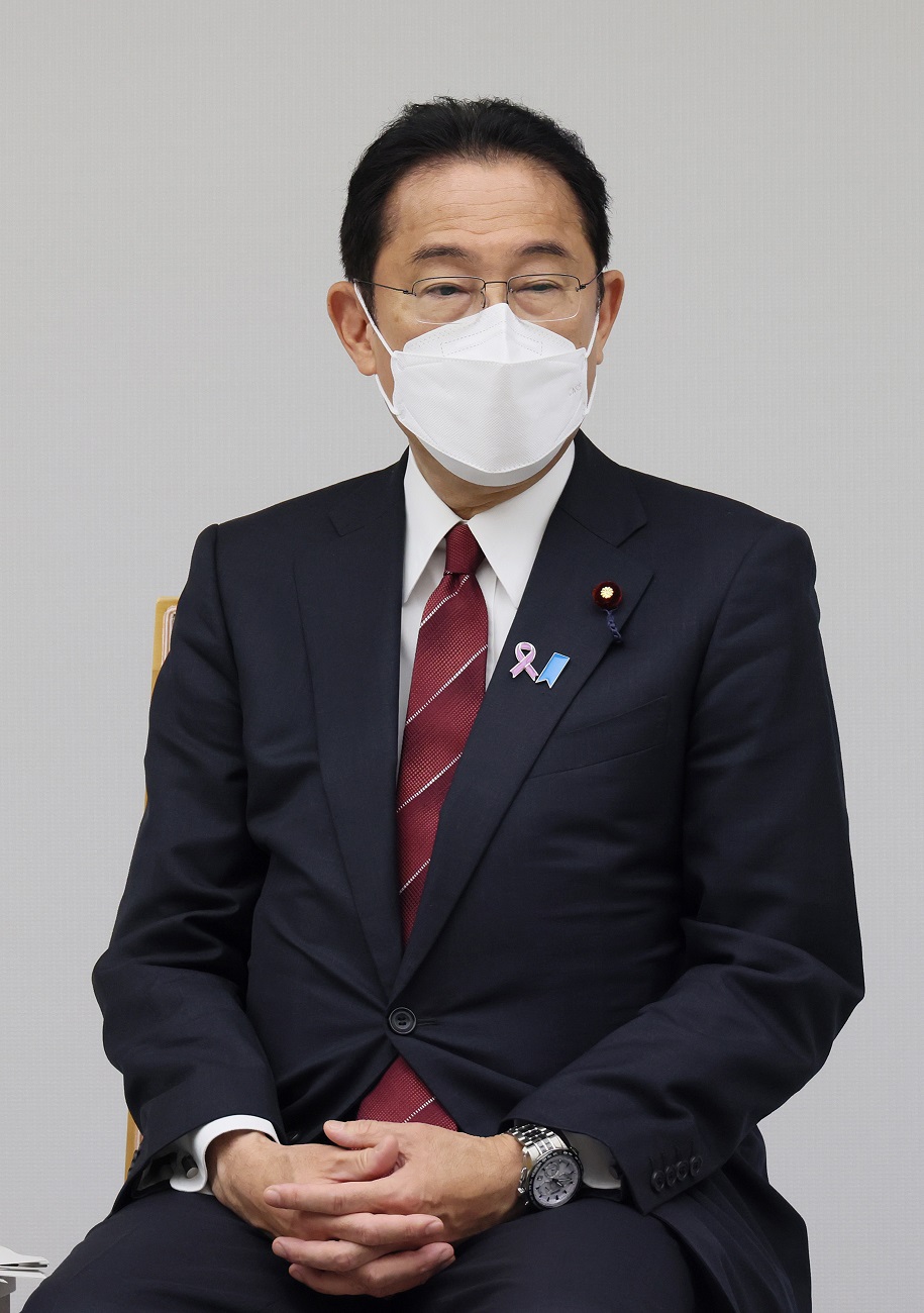 車座対話を行う岸田総理９
