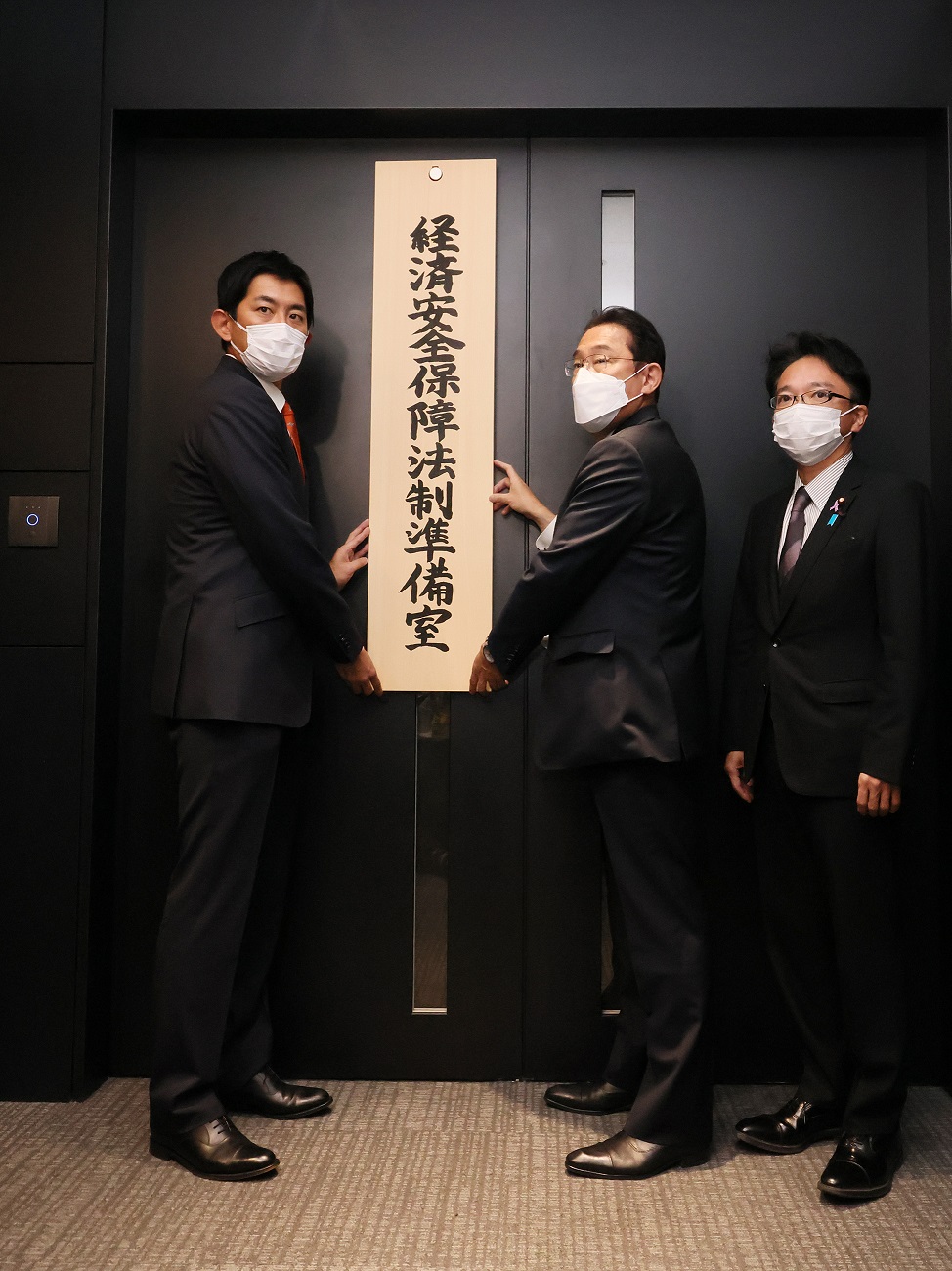 看板掛けを行う岸田総理２