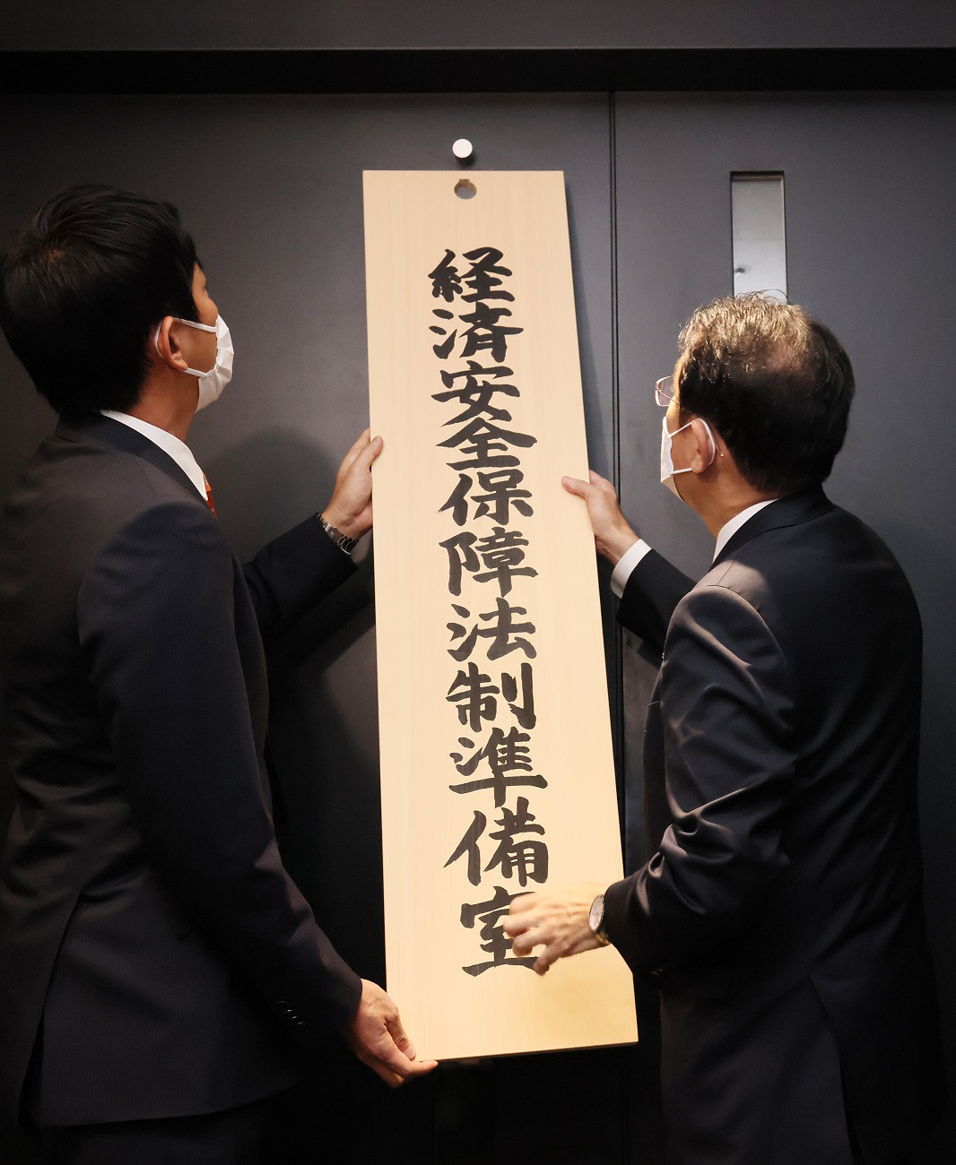 看板掛けを行う岸田総理４
