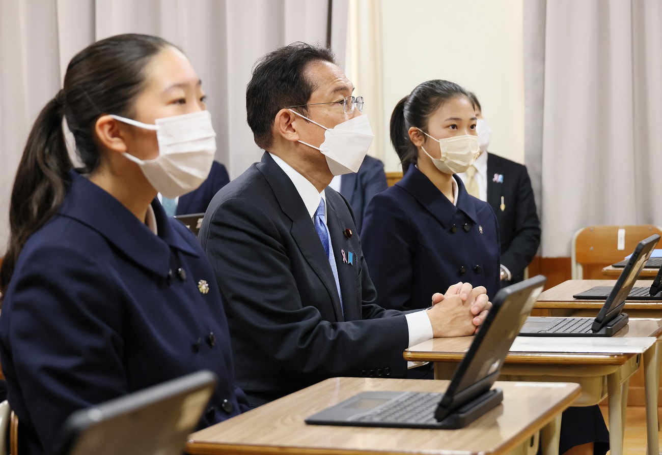 模擬授業に参加する岸田総理２