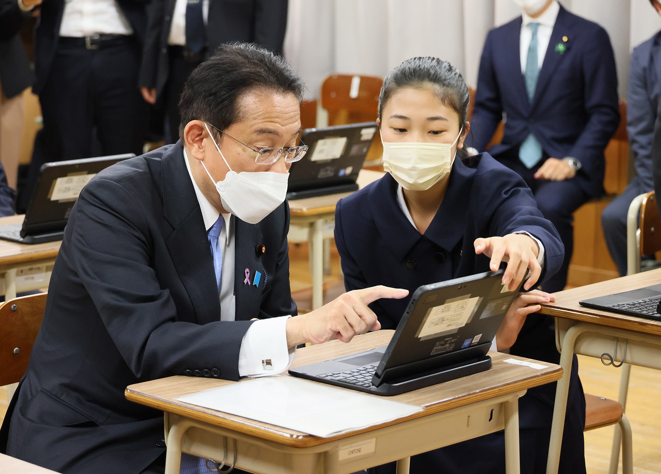 模擬授業に参加する岸田総理１