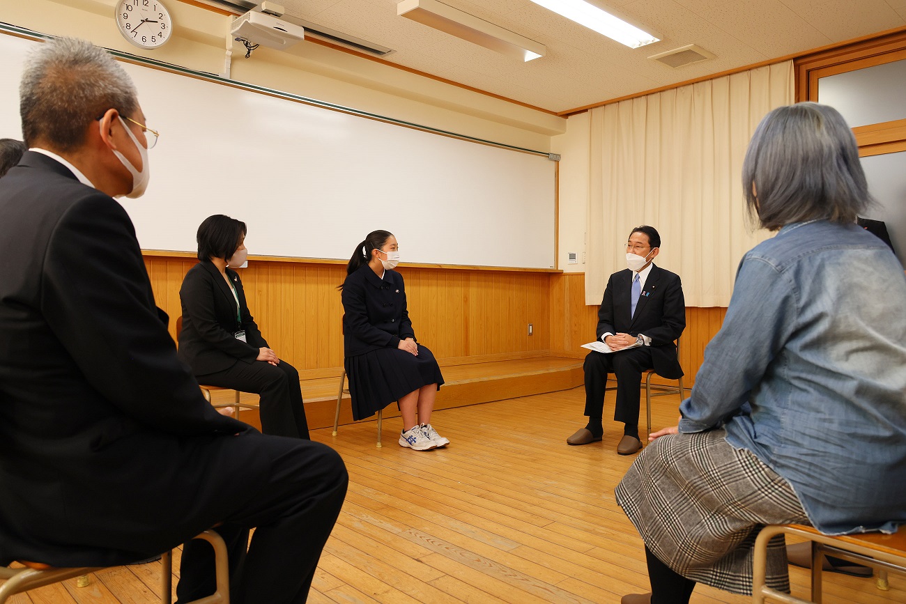 車座対話を行う岸田総理２