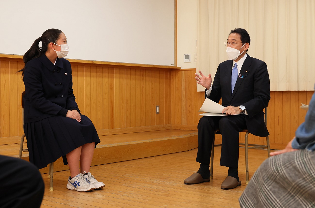 車座対話を行う岸田総理４