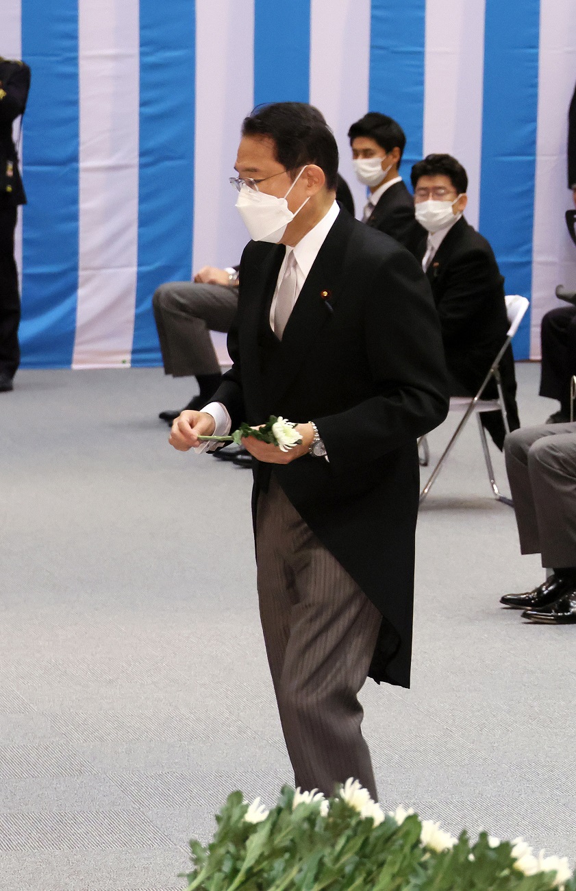献花をする岸田総理２