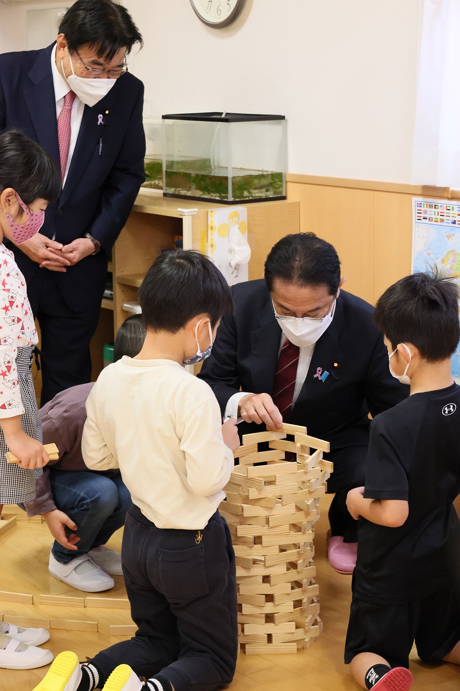 園児と交流する岸田総理２