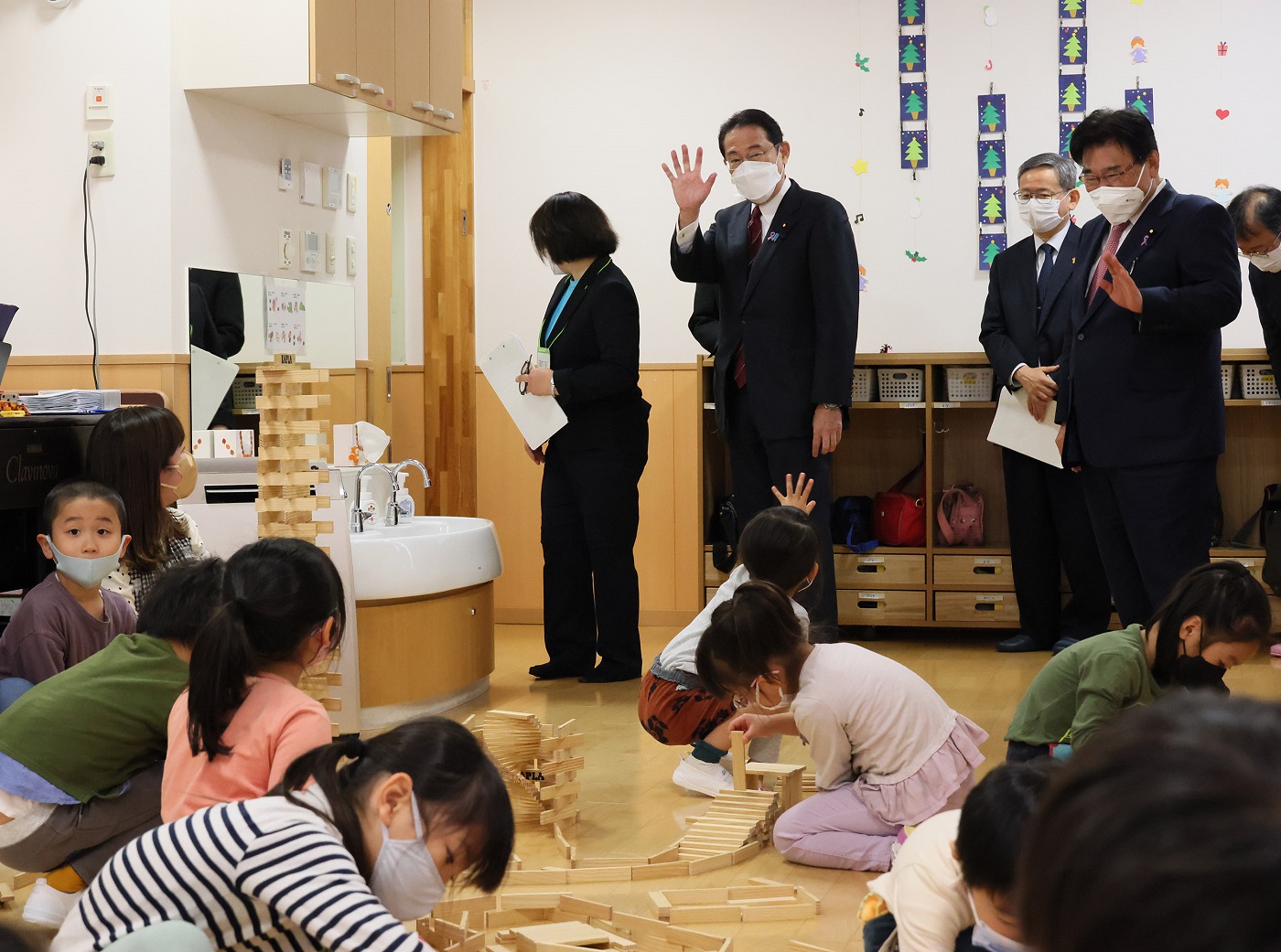 園児と交流する岸田総理４