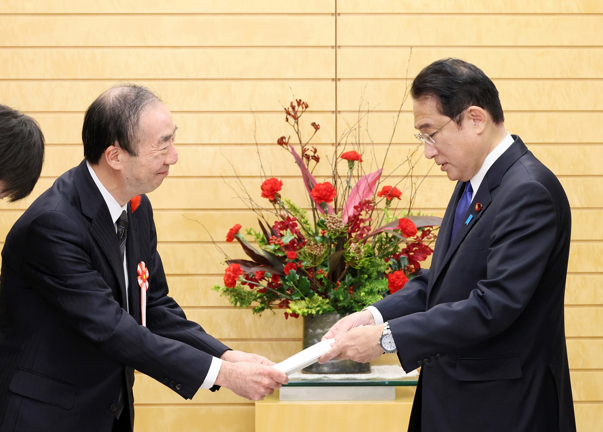 こども政策の推進に係る有識者会議による報告書の手交