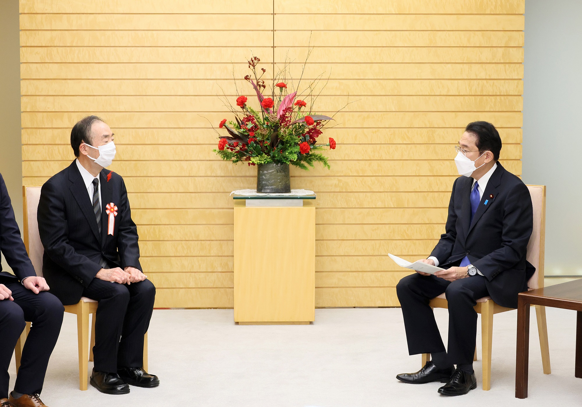 報告書を受け取る岸田総理５