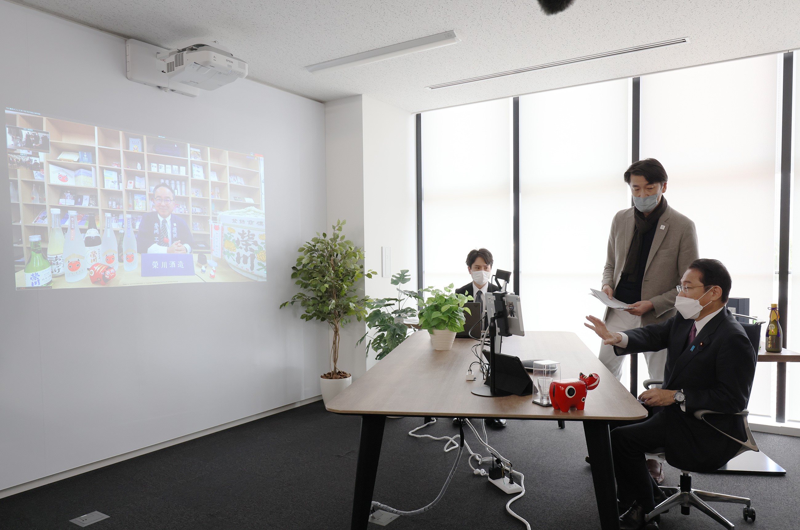 会津若松地域酒造のリモート販売について話を聞く岸田総理２