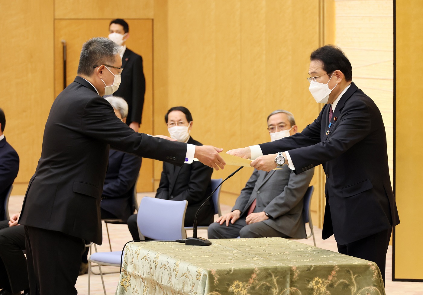 表彰状を授与する岸田総理３