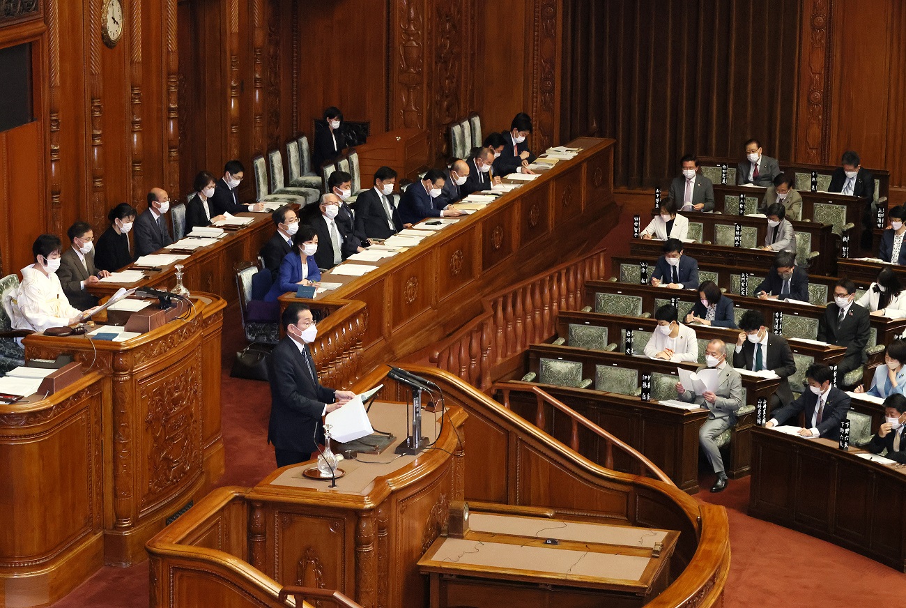 参議院本会議で施政方針演説を行う岸田総理１０