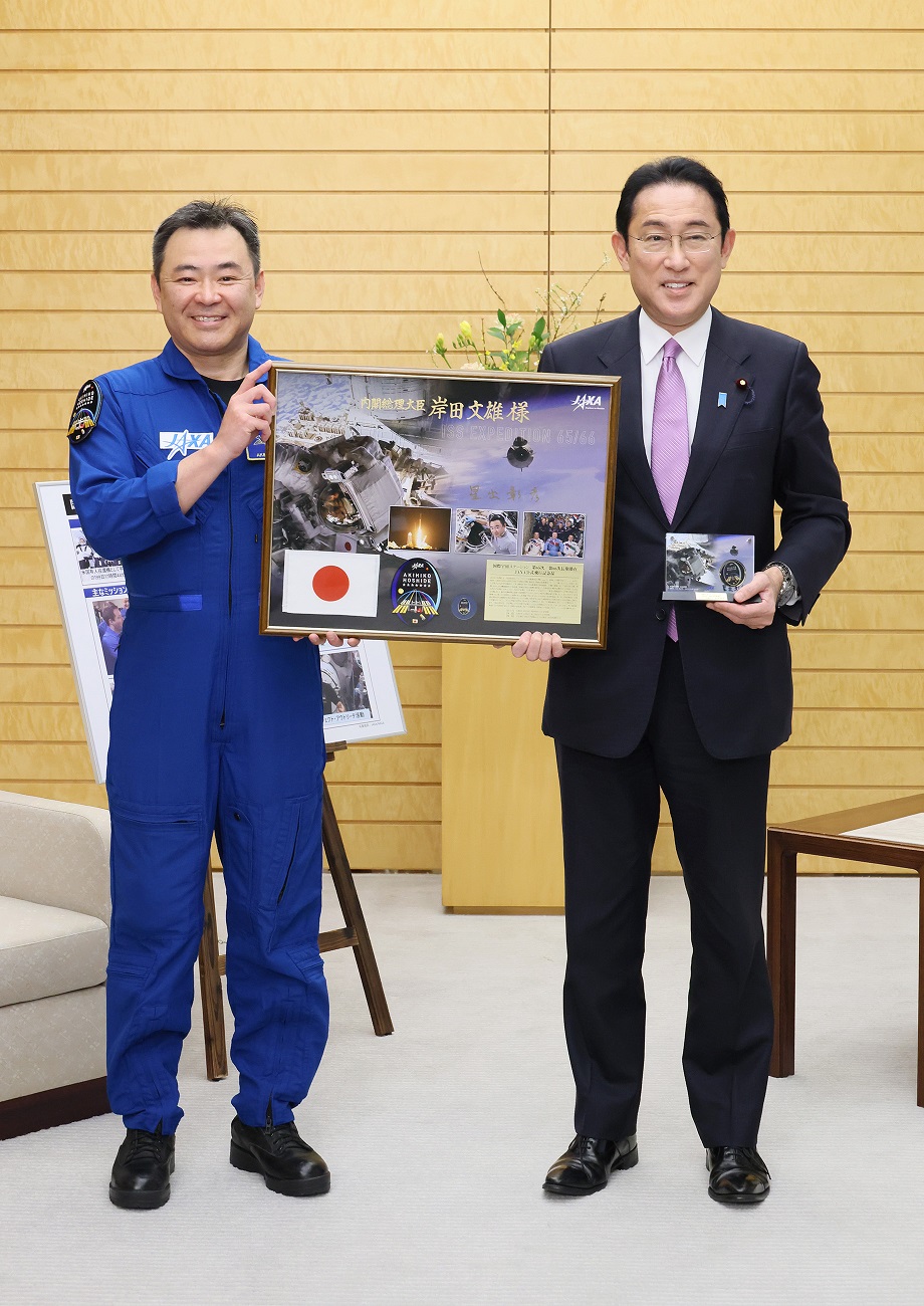 記念撮影する岸田総理２