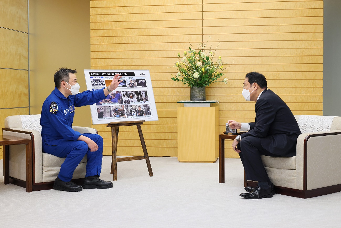 表敬を受ける岸田総理３