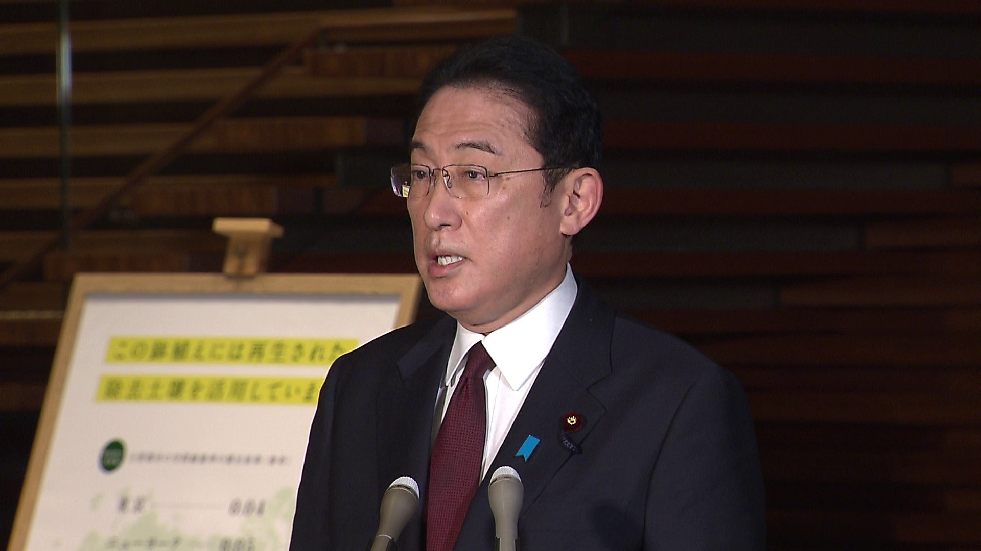記者の質問に答える岸田総理