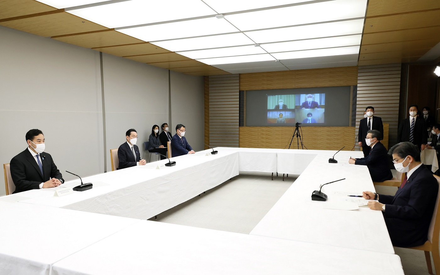 会議に臨む岸田総理５