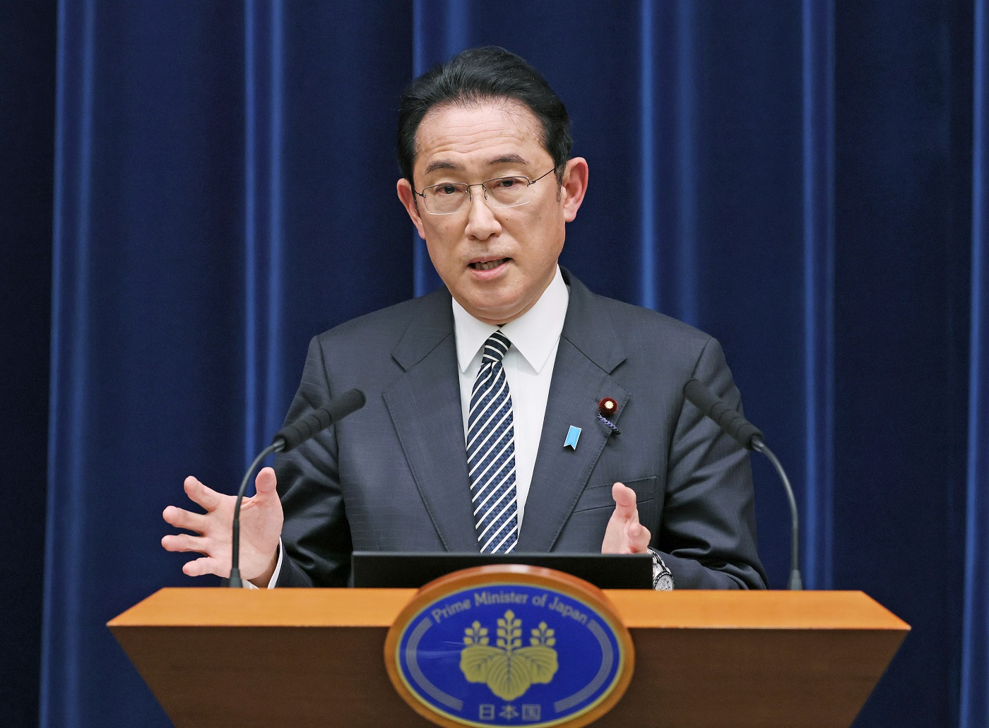 記者の質問に答える岸田総理２