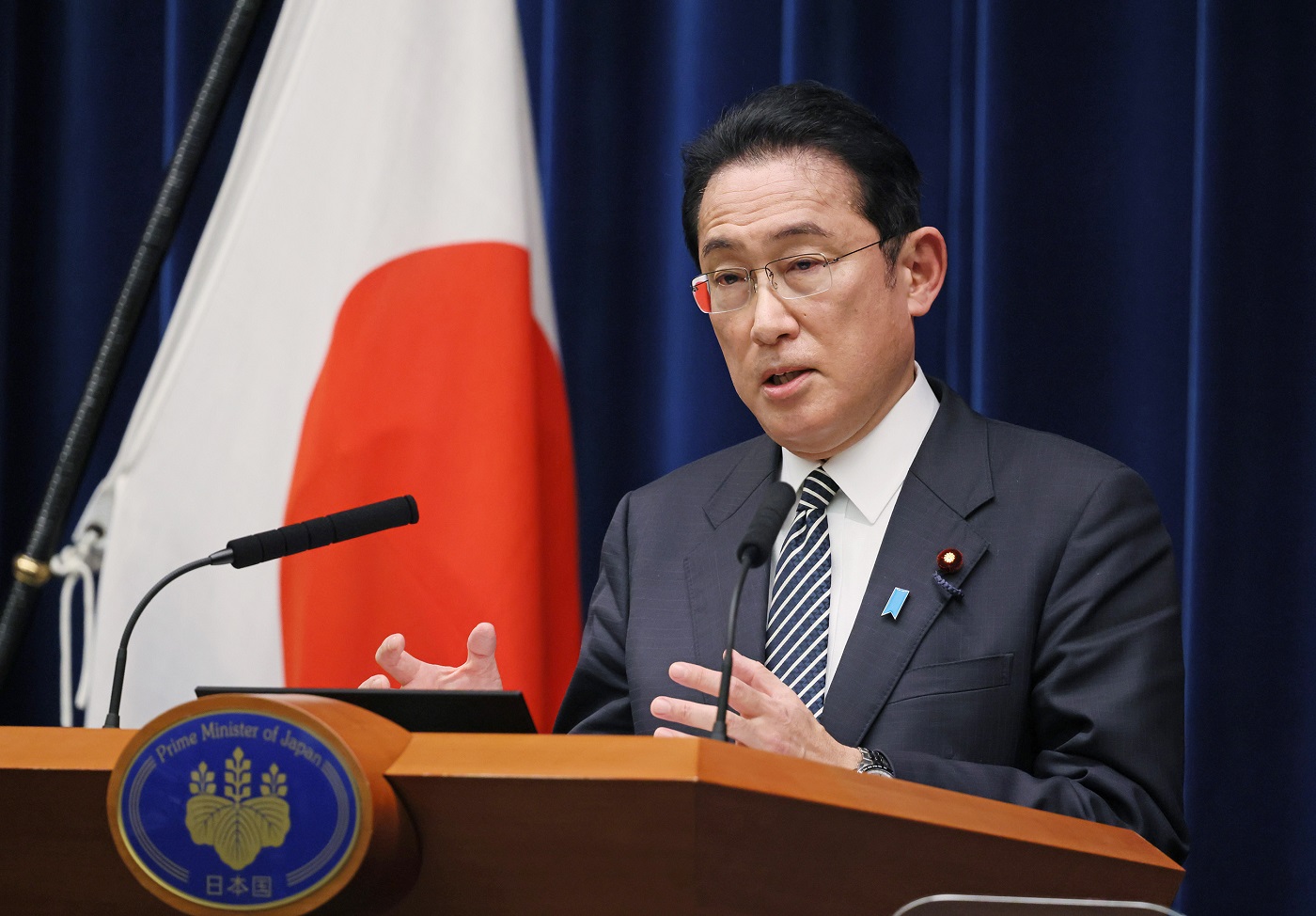 記者の質問に答える岸田総理６