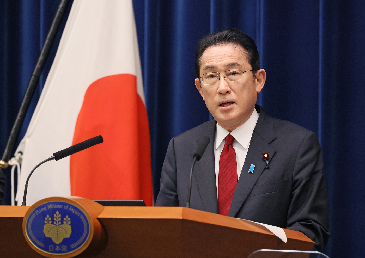 記者の質問に答える岸田総理２