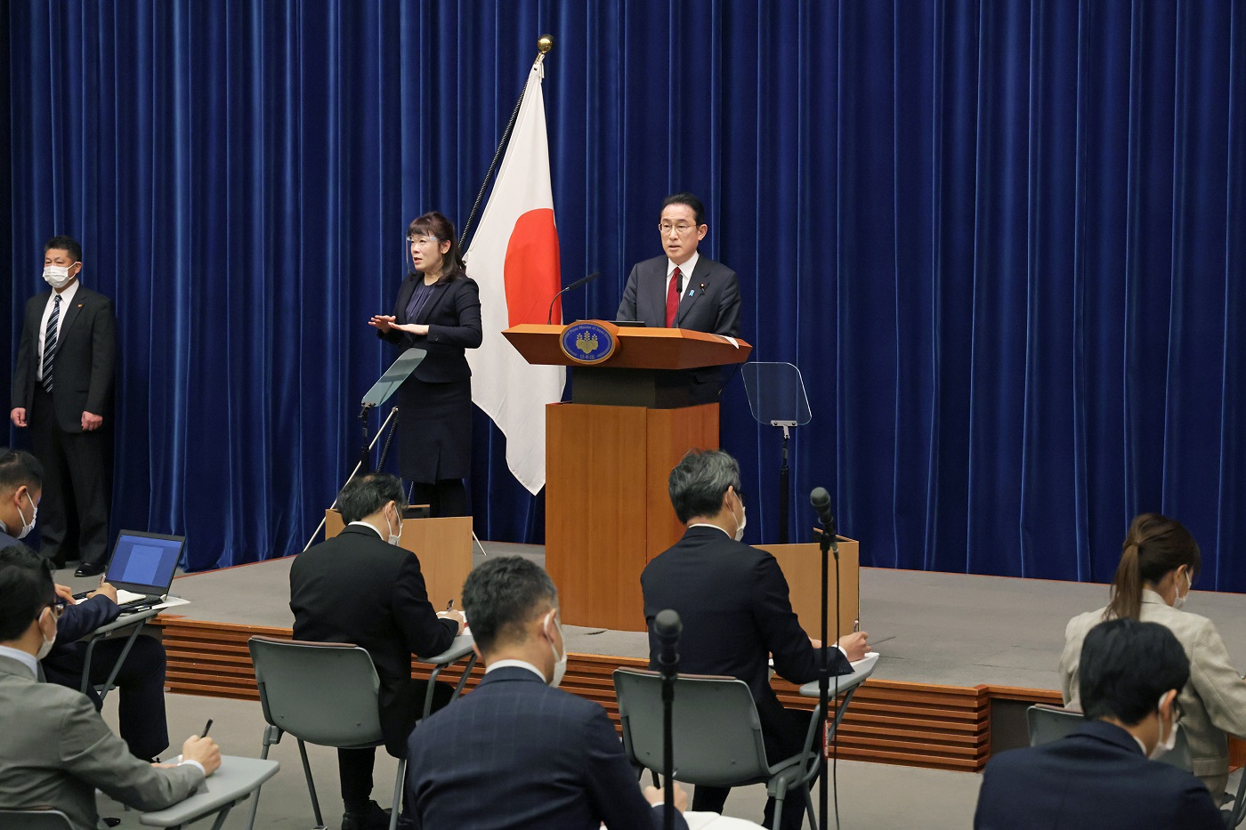 記者の質問に答える岸田総理６