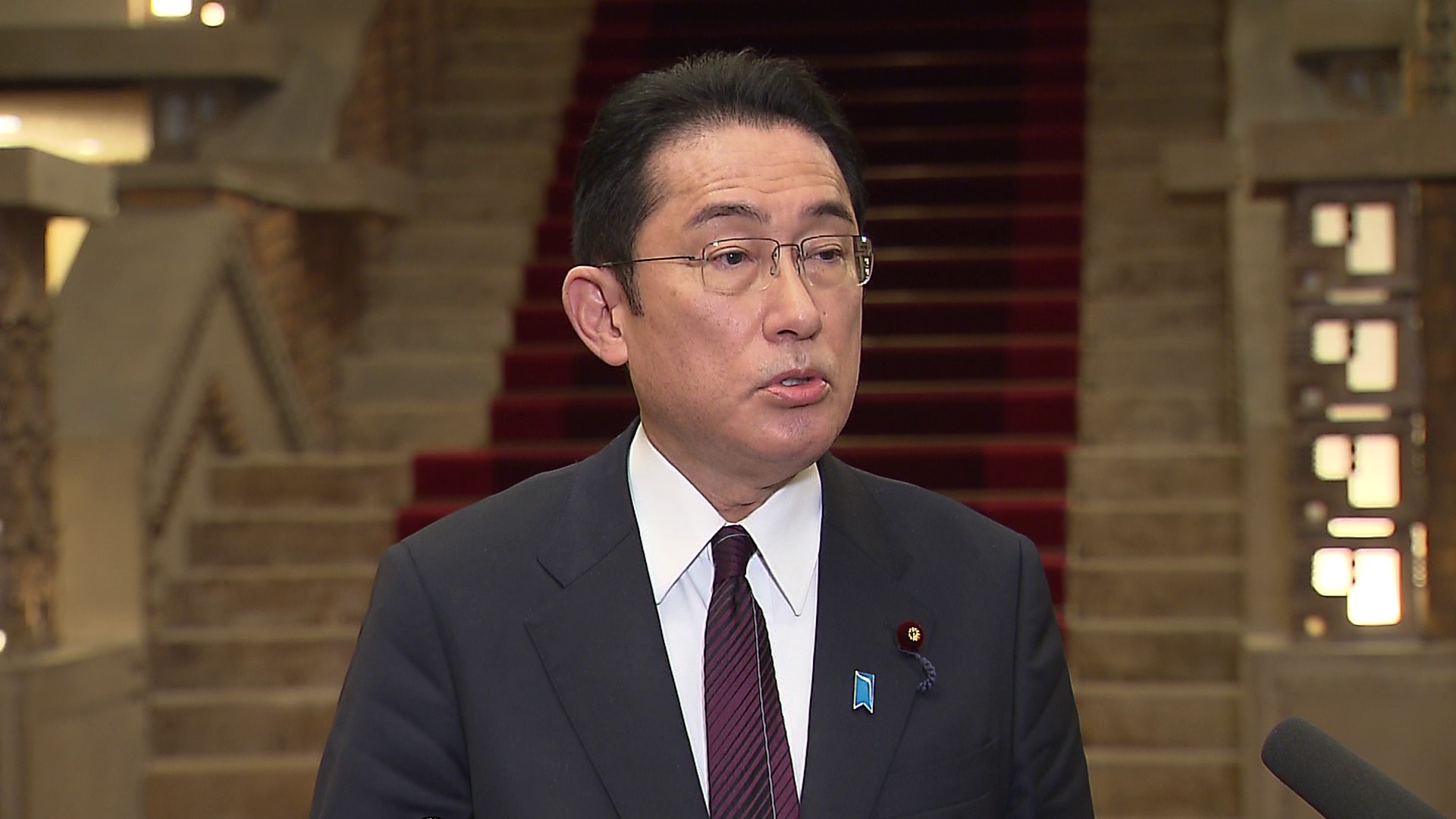 記者の質問に答える岸田総理