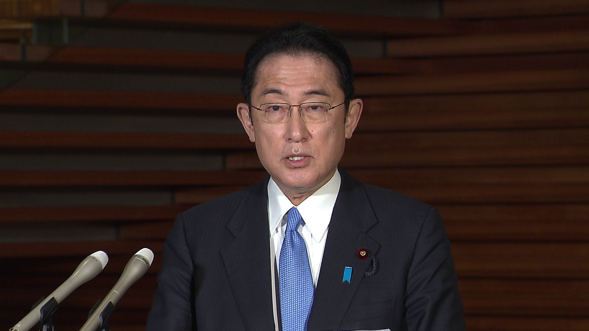記者の質問に答える岸田総理