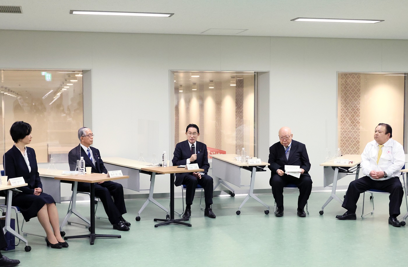 車座対話で発言する岸田総理１
