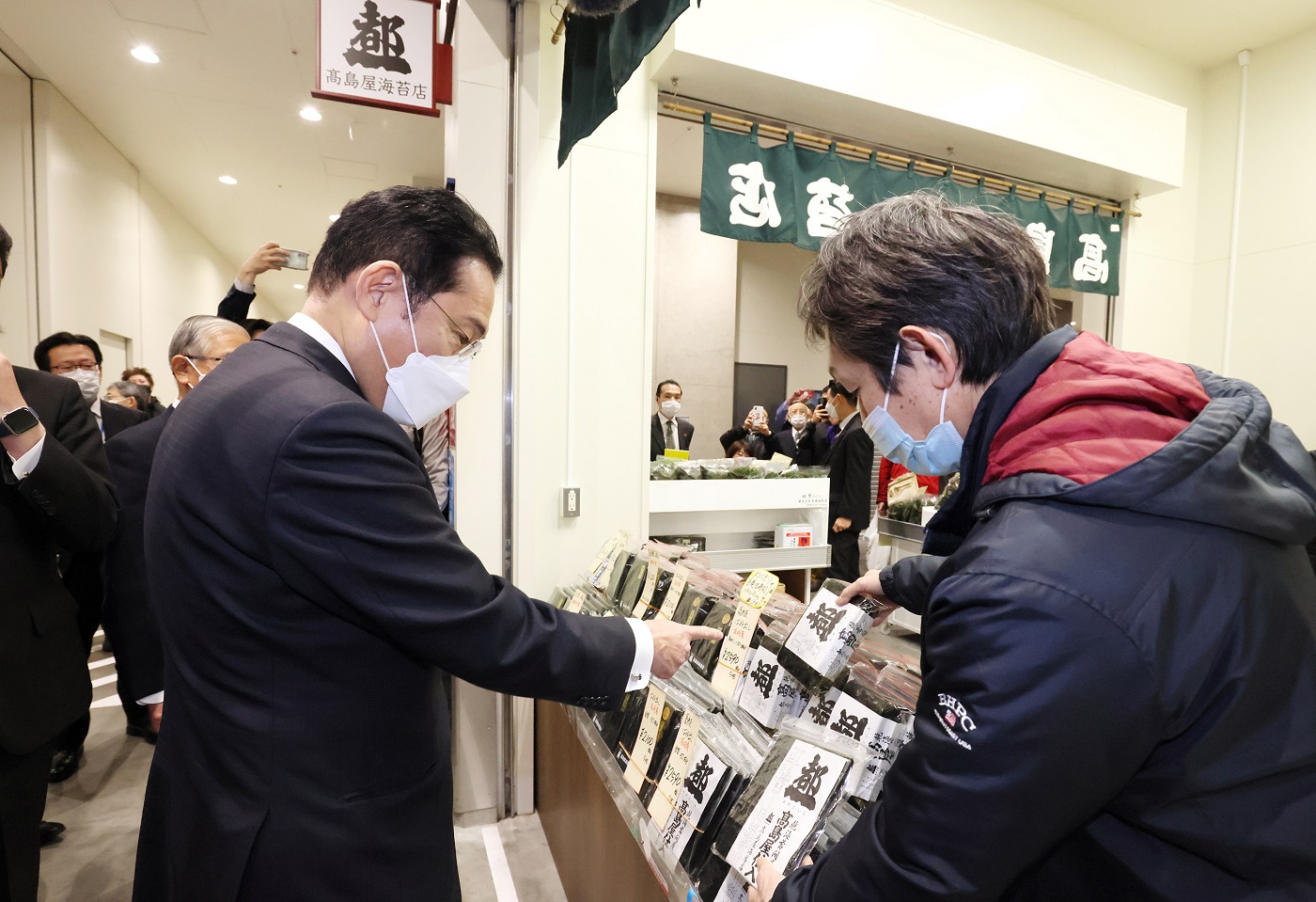 豊洲市場を視察する岸田総理１
