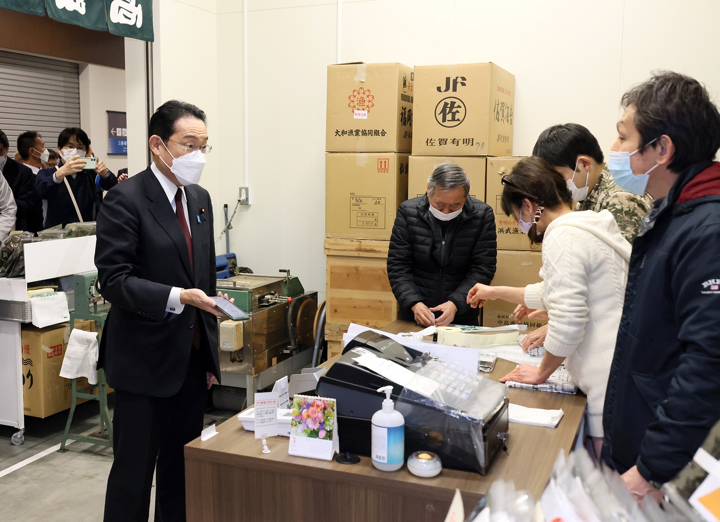 豊洲市場を視察する岸田総理２