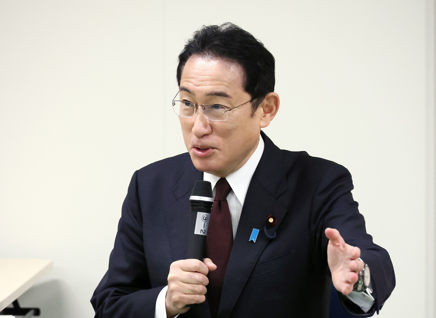 車座対話で発言する岸田総理２