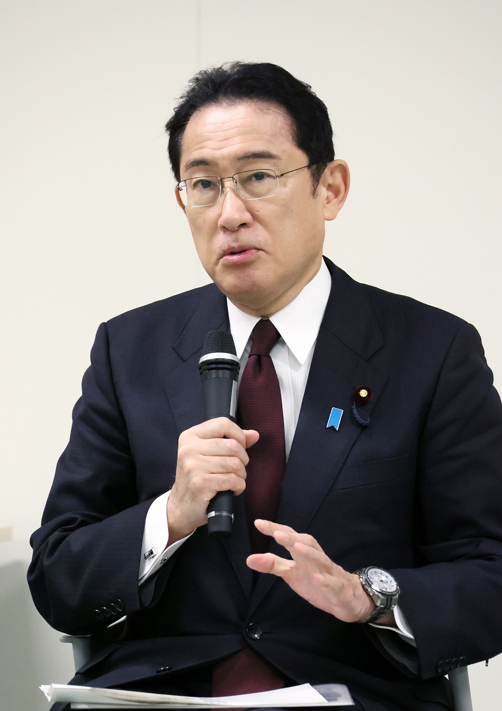 車座対話で発言する岸田総理３